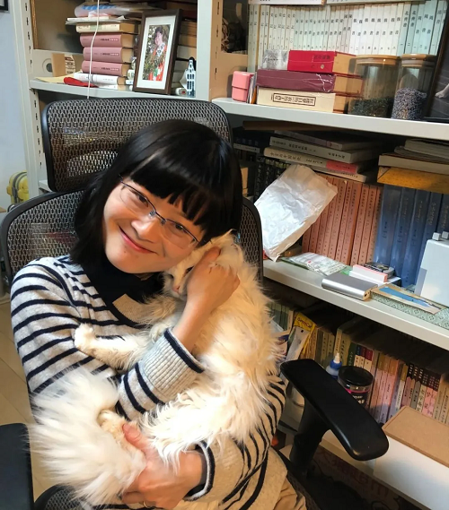 蘇枕書，江蘇南通人，熱愛植物與自然。