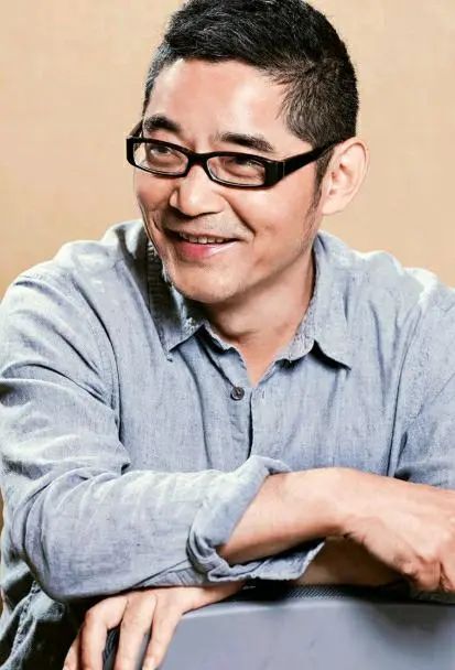 蘇童，當(dāng)過教師、文學(xué)編輯、江蘇省作家協(xié)會專業(yè)作家，現(xiàn)為北京師范大學(xué)教授。主要代表作為中篇小說《妻妾成群》《紅粉》《罌粟之家》《三盞燈》長篇小說《米》《我的帝王生涯》《河岸》《黃雀記》，另有《西瓜船》《拾嬰記》《白雪豬頭》《茨菰》等百余篇短篇小說。長篇小說《河岸》獲得第三屆英仕曼亞洲文學(xué)獎（2009）和第八屆華語傳媒文學(xué)大獎（2010）。短篇小說《茨菰》獲第五屆魯迅文學(xué)獎（2010）。2011年獲得布克國際文學(xué)獎提名。2015年，長篇小說《黃雀記》獲得第九屆茅盾文學(xué)獎。