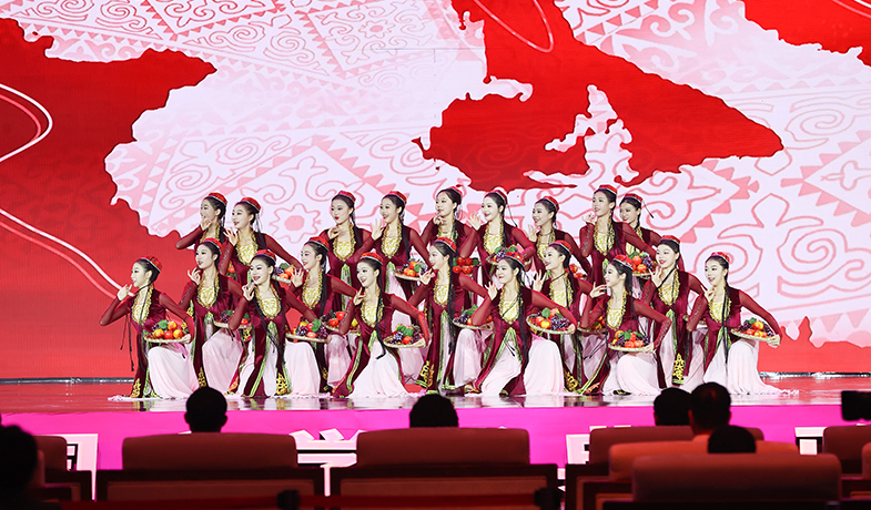 11月16日，在“2024中國文學盛典·駿馬獎之夜”上的文藝表演：新疆民歌《青春舞曲》。