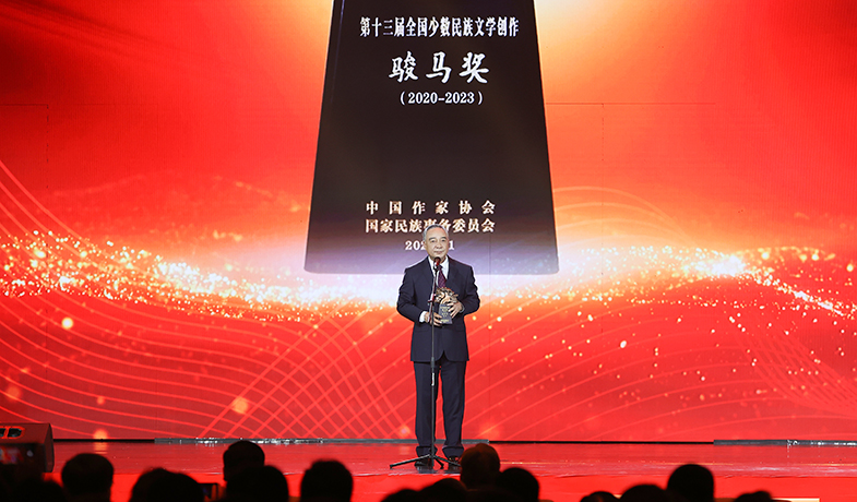 艾布在代表翻譯獎獲獎者發(fā)表感言