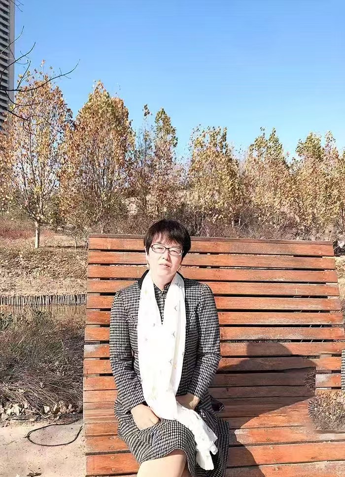 紅精靈，原名杜書(shū)紅。曾用名杜潔，舒鴻。有詩(shī)歌散見(jiàn)于《作品》《詩(shī)選刊》《滇池》《散文詩(shī)》《躬耕》《鄭州日?qǐng)?bào)》等。寫(xiě)作是一種修行，詩(shī)歌是靈魂的舞者。  