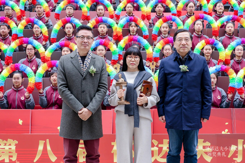 來穎杰、麥家為中篇小說首獎獲獎作家楊方頒獎