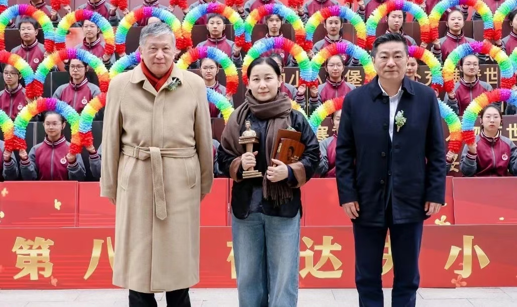 黃海峰、孫甘露為短篇小說首獎獲獎作家金仁順頒獎