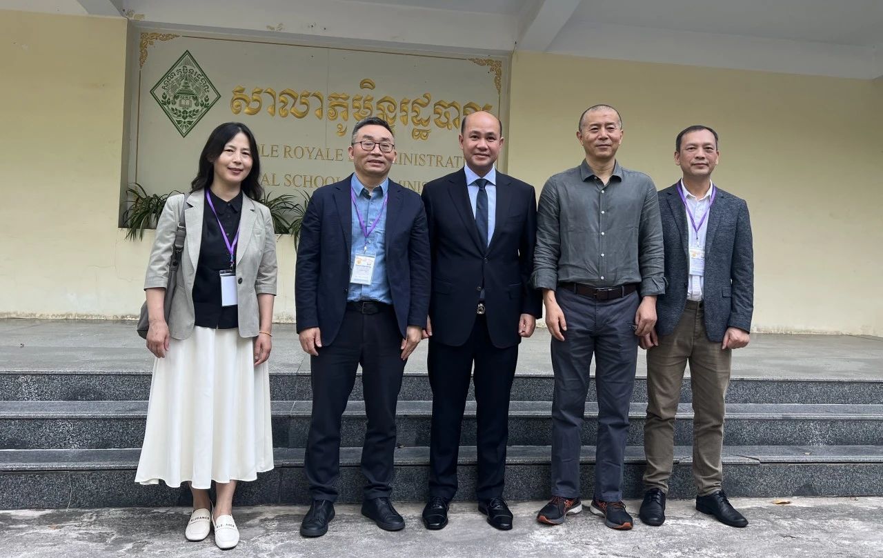 柬埔寨副首相洪瑪尼會見中國作家代表團（左起：付秀瑩、東西、洪瑪尼、畢飛宇、李約熱）