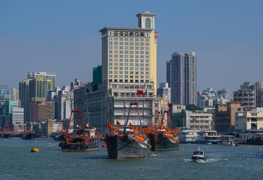 12月12日，慶祝中華人民共和國成立75周年暨澳門回歸祖國25周年、澳門漁船大巡游啟航儀式在澳門舉行。新華社發(fā)