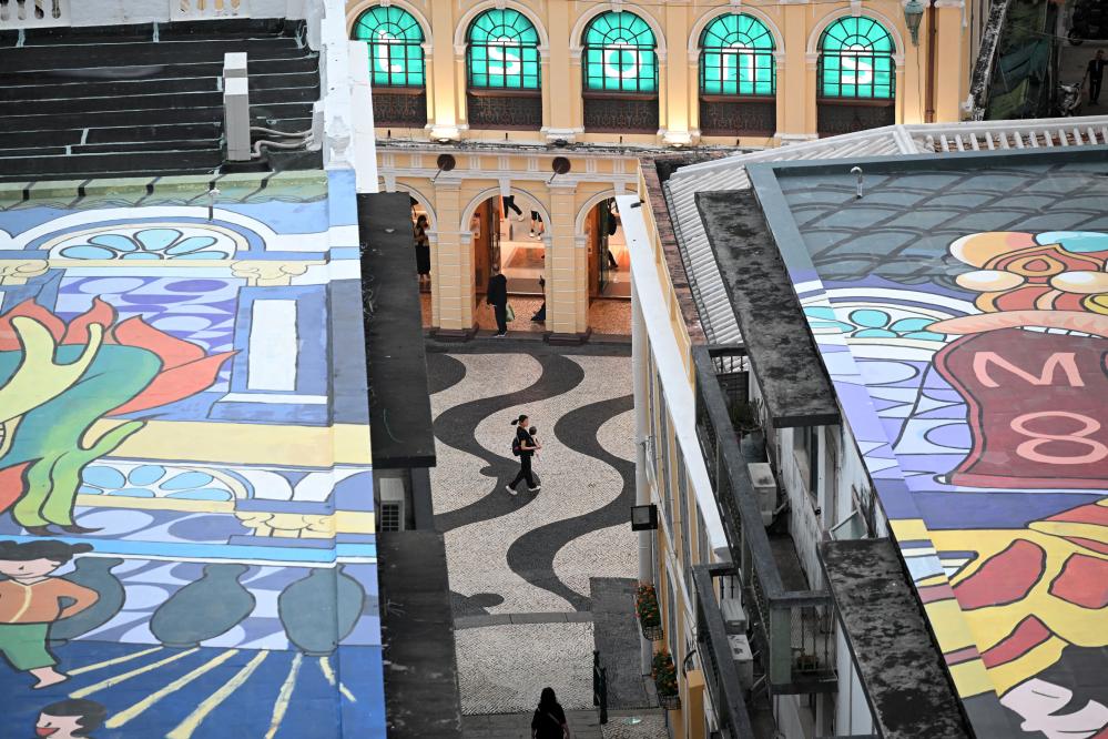 這是透過M8澳門八號(hào)商業(yè)都市更新項(xiàng)目玻璃拍攝的周邊街景（11月15日攝）。新華社記者 金良快 攝