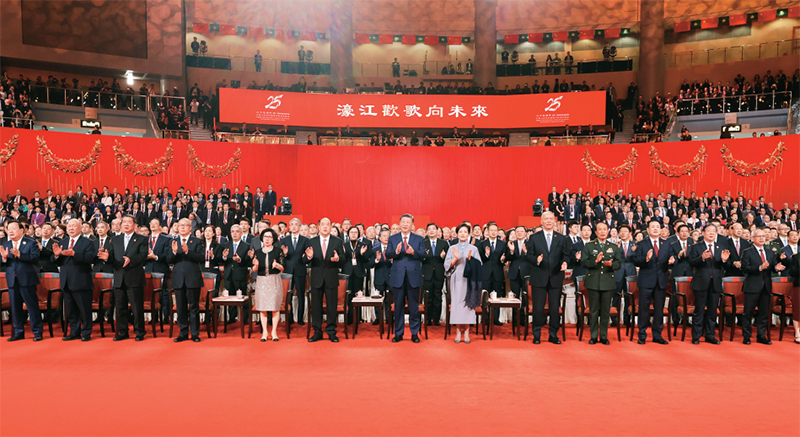 2024年12月19日晚，慶祝澳門回歸祖國(guó)25周年文藝晚會(huì)在澳門東亞運(yùn)動(dòng)會(huì)體育館舉行。中共中央總書(shū)記、國(guó)家主席、中央軍委主席習(xí)近平觀看演出。晚會(huì)最后，習(xí)近平同全場(chǎng)觀眾一起高唱《歌唱祖國(guó)》。 新華社記者 丁林/攝