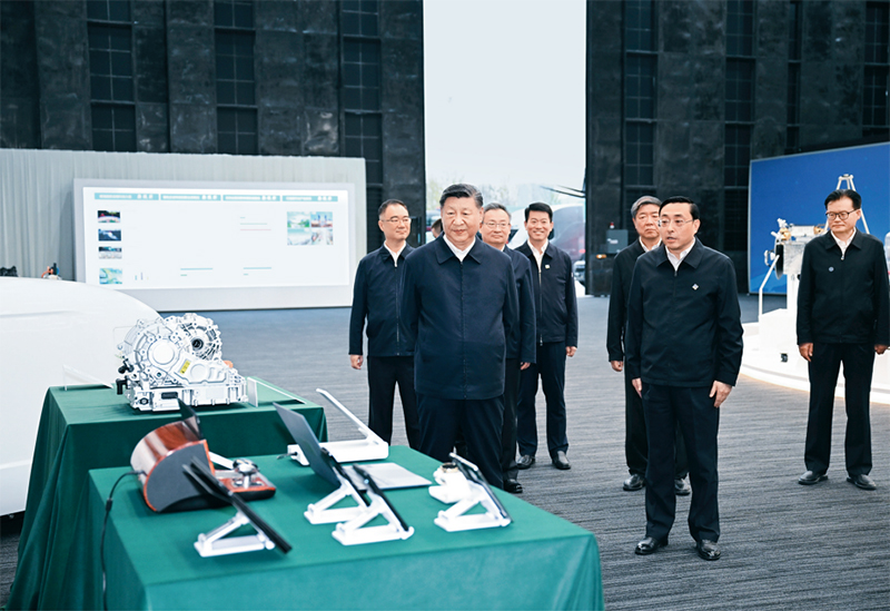 2024年10月17日至18日，中共中央總書(shū)記、國(guó)家主席、中央軍委主席習(xí)近平在安徽考察。這是17日下午，習(xí)近平在合肥濱湖科學(xué)城察看安徽省重大科技創(chuàng)新成果集中展示。 新華社記者 謝環(huán)馳/攝