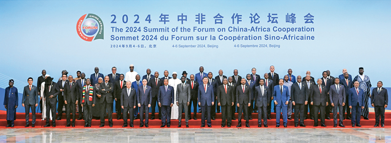 2024年9月5日上午，國(guó)家主席習(xí)近平在北京人民大會(huì)堂出席中非合作論壇北京峰會(huì)開(kāi)幕式并發(fā)表主旨講話。這是開(kāi)幕式前，習(xí)近平同出席峰會(huì)的外方領(lǐng)導(dǎo)人集體合影。 新華社記者 饒愛(ài)民/攝