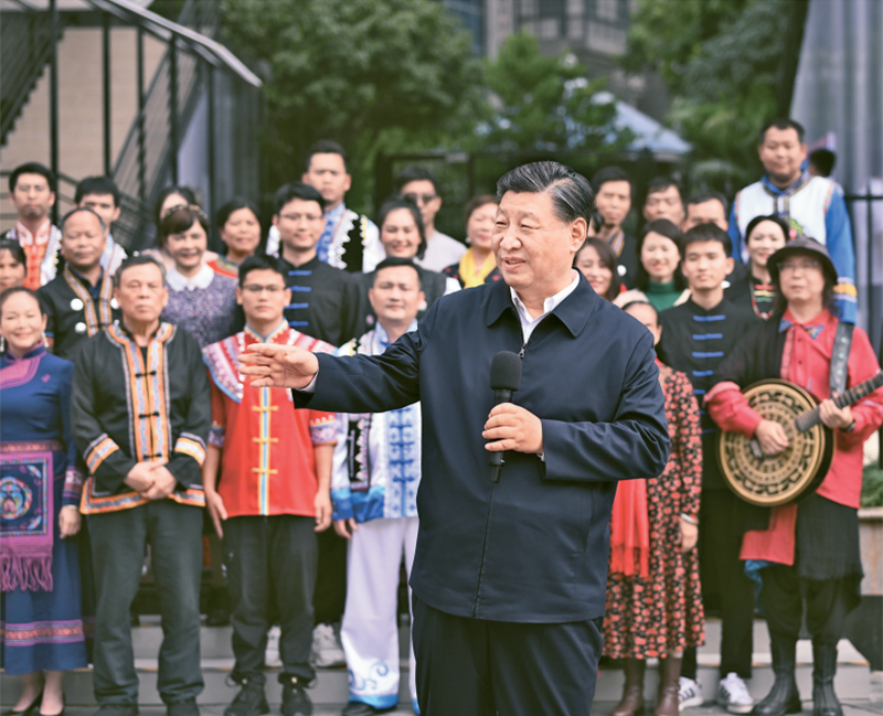 2023年12月14日至15日，中共中央總書(shū)記、國(guó)家主席、中央軍委主席習(xí)近平在廣西考察。這是14日上午，習(xí)近平在南寧市良慶區(qū)蟠龍社區(qū)考察時(shí)，同社區(qū)各族群眾親切交流。 新華社記者 燕雁/攝