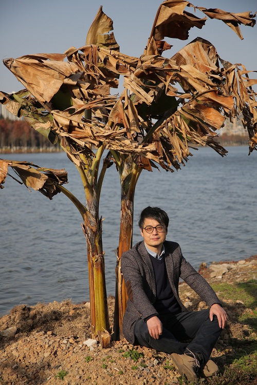 東君，70后寫作者，現(xiàn)居浙江樂清。以小說創(chuàng)作為主，兼及詩與隨筆。結集作品有《東甌小史》《某年某月某先生》《徒然先生穿過北冰洋》《面孔》《無雨燒茶》等。另著有長篇小說《浮世三記》、評論集《隱秘的回響》等。