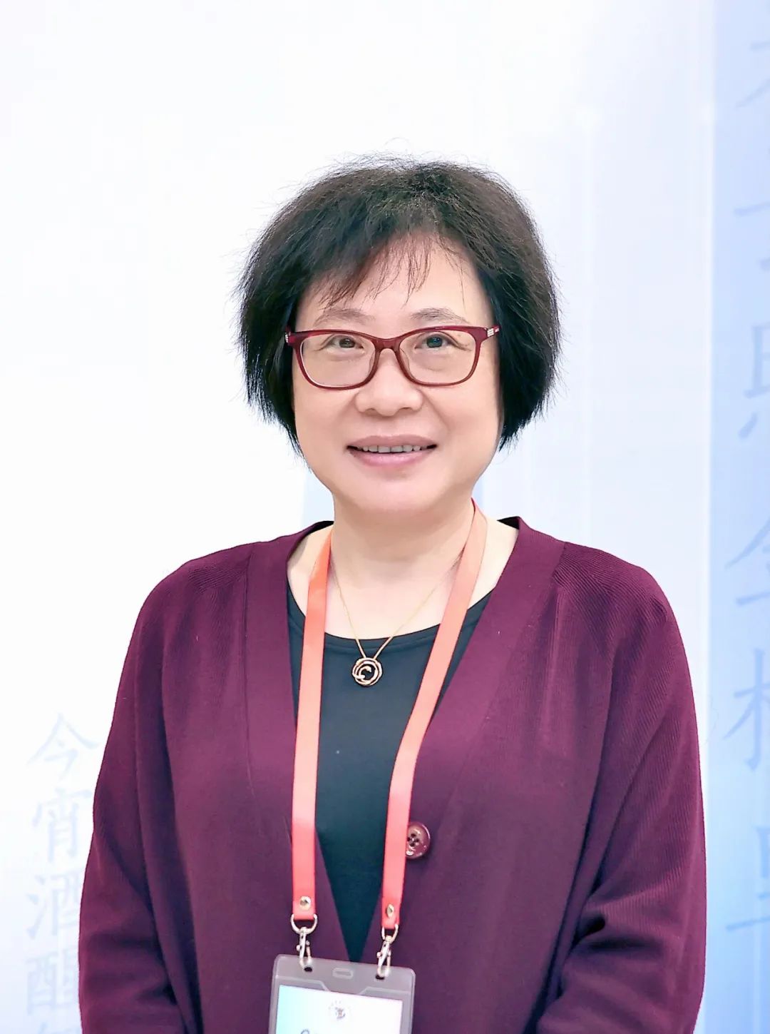 榮榮，本名褚佩榮，生于1964年，出版過多部詩(shī)集及散文隨筆集，參加過《詩(shī)刊》社第十屆青春詩(shī)會(huì)，曾獲《詩(shī)刊》《詩(shī)歌月刊》《人民文學(xué)》《北京文學(xué)》等刊物年度詩(shī)歌獎(jiǎng)、中國(guó)作家出版集團(tuán)優(yōu)秀作家貢獻(xiàn)獎(jiǎng)、首屆徐志摩青年詩(shī)人獎(jiǎng)、第二屆中國(guó)女性文學(xué)獎(jiǎng)、劉章詩(shī)歌獎(jiǎng)、十月文學(xué)獎(jiǎng)、全國(guó)第四屆魯迅文學(xué)獎(jiǎng)等。