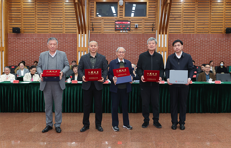 束沛德、畢飛宇、孫甘露、阿英長孫錢榮毅向中國現(xiàn)代文學(xué)館捐贈珍貴文獻(xiàn)，王軍接受捐贈