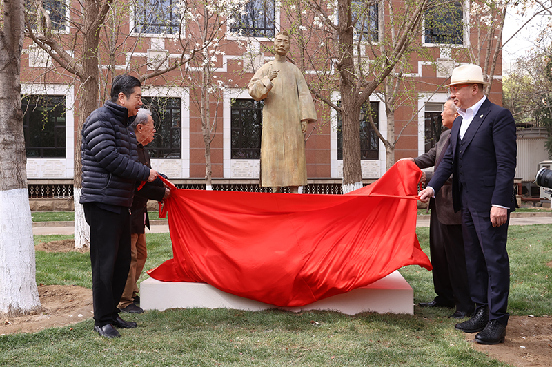 王蒙、陳建功、李象群、周令飛共同為魯迅新塑像揭幕