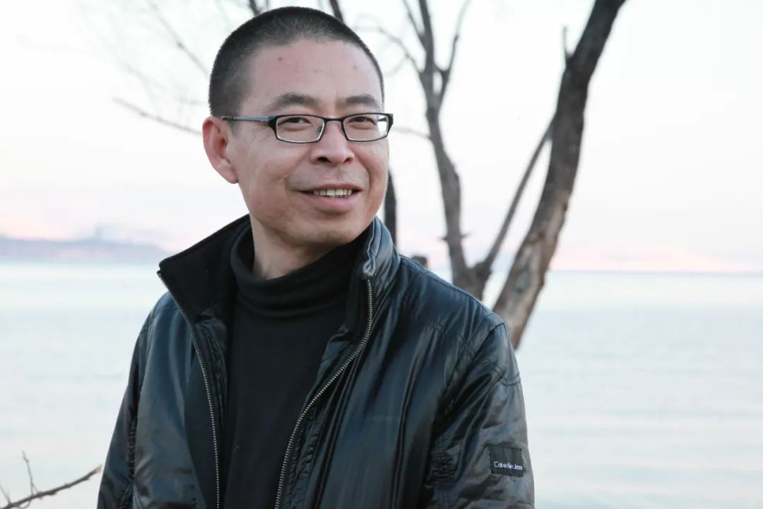 李亞偉，1963年出生于重慶市酉陽縣。創(chuàng)作過《男人的詩》《醉酒的詩》《空虛的詩》《航海志》《野馬與塵?！贰逗游髯呃仁闱椤返乳L(zhǎng)詩和組詩，出版有詩集《豪豬的詩篇》《紅色歲月》《酒中的窗戶》《我在雙魚座上給你寫信》以及文論集《詩歌與先鋒》、文化隨筆《人間宋詞》等；獲第四屆華語文學(xué)傳媒2005年度詩人獎(jiǎng)、第一屆魯迅文化獎(jiǎng)年度詩歌獎(jiǎng)、首屆屈原詩歌金獎(jiǎng)等。