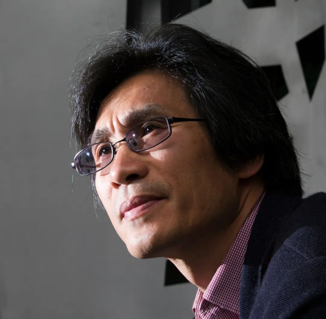 樹才，原名陳樹才。詩人、翻譯家。浙江寧波人?，F(xiàn)供職于中國社會(huì)科學(xué)院外國文學(xué)研究所。已出版詩集、譯詩集二十余部。曾獲“徐志摩詩歌獎(jiǎng)”、“李叔同國際詩歌獎(jiǎng)”等。2008年獲法國政府頒發(fā)的“教育騎士”勛章，2023年又獲“藝術(shù)和文學(xué)騎士”勛章。