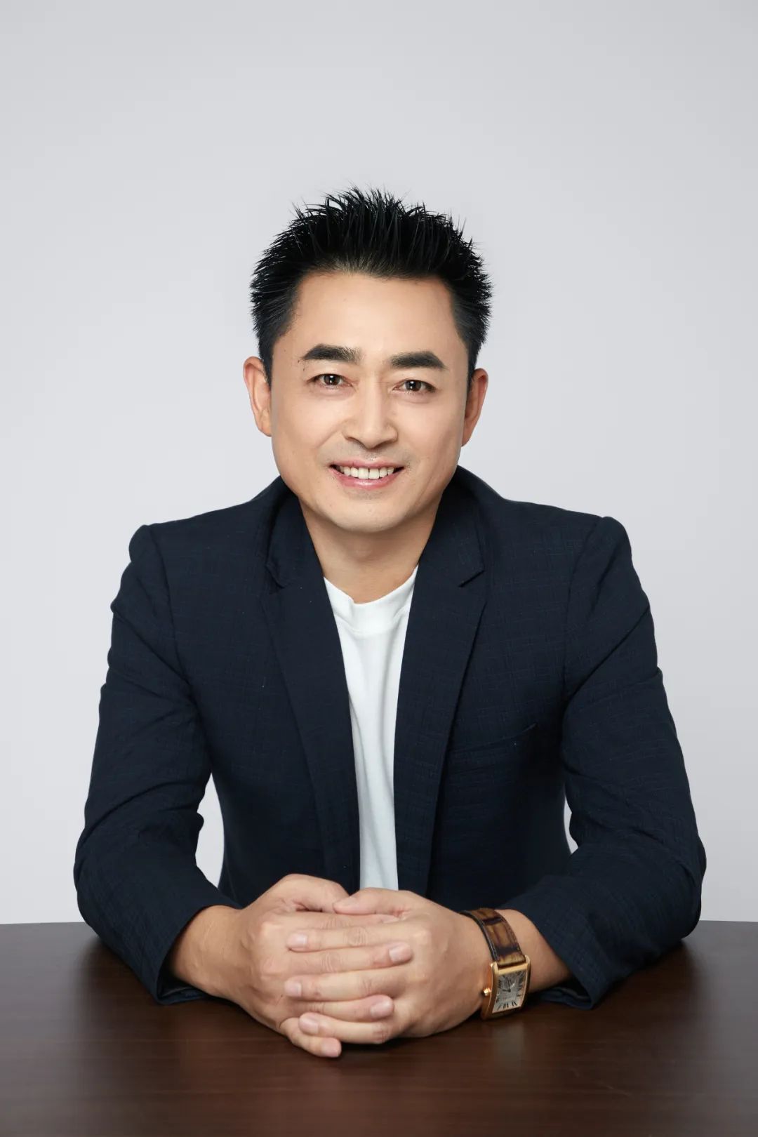 王峰，中國作家協(xié)會(huì)會(huì)員，中國詩歌學(xué)會(huì)會(huì)員?，F(xiàn)為波音客機(jī)資深機(jī)長(zhǎng)。曾獲第六屆泰山文藝獎(jiǎng)，第二屆艾青詩歌獎(jiǎng)。詩作發(fā)表于《人民文學(xué)》《詩刊》《十月》《作品》《詩歌月刊》《星星》《草堂》《鐘山》。出版詩集《三萬英尺》《睡在溪邊的魚》《天際線》《下垂的時(shí)間》。