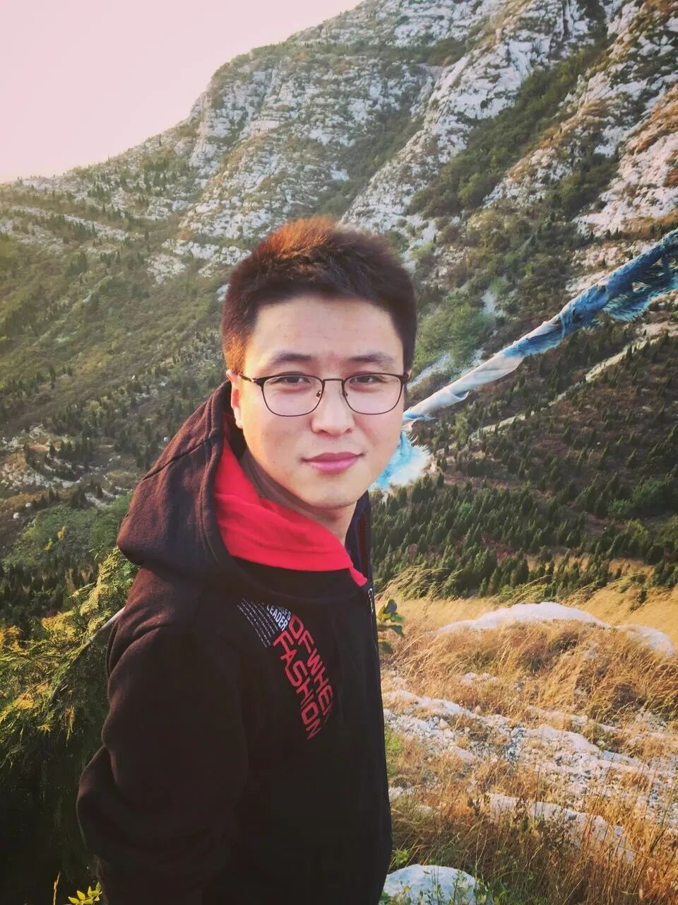 王二冬，男，1990年生于山東無棣，現(xiàn)居北京，快遞行業(yè)從業(yè)者。中國作家協(xié)會(huì)會(huì)員、新工業(yè)詩歌代表詩人、山東省作協(xié)簽約作家。參加《詩刊》社第36屆青春詩會(huì)、首屆國際青春詩會(huì)，著有詩集《東河西營》《快遞中國》等三部。