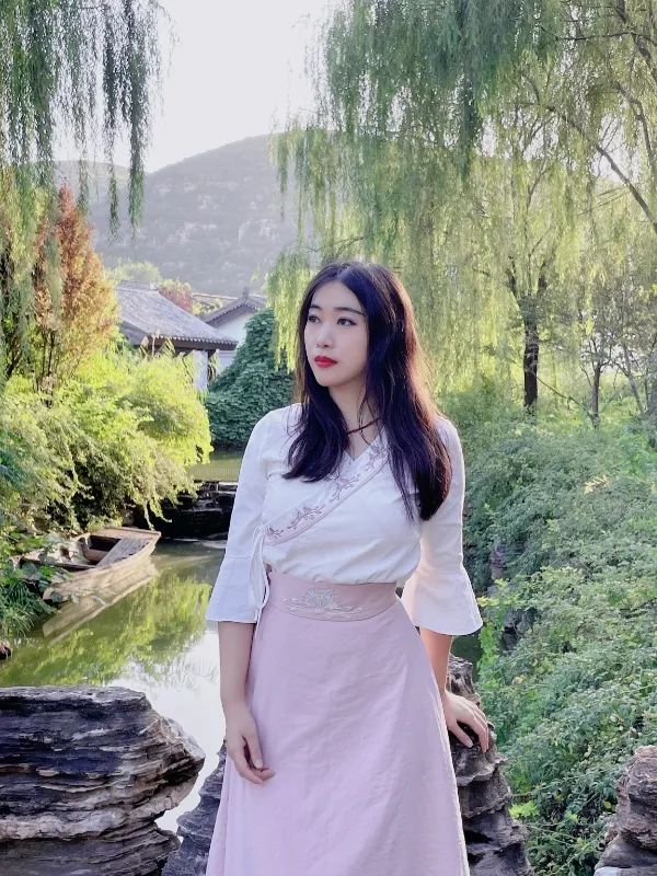 楊碧薇，中央民族大學(xué)文學(xué)博士，北京大學(xué)藝術(shù)學(xué)博士后。中國作家協(xié)會(huì)會(huì)員，中國文藝評(píng)論家協(xié)會(huì)會(huì)員。學(xué)術(shù)研究涉及文學(xué)、搖滾、民謠、電影、攝影、裝置等。出版《下南洋》《去火星旅行》等詩集、散文集、學(xué)術(shù)批評(píng)集等多部。主講個(gè)人網(wǎng)課《由淺入深讀懂漢語新詩》入駐騰訊視頻。