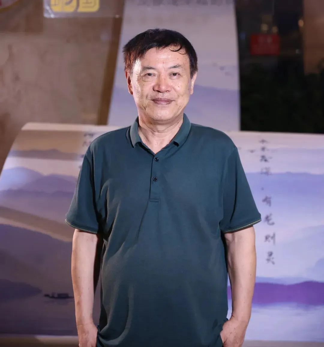 陸健，中國傳媒大學(xué)教授，中國詩歌學(xué)會(huì)常務(wù)理事。20世紀(jì)80年代初開始發(fā)表作品，先后創(chuàng)作發(fā)表詩歌、散文、評(píng)論等作品近千件，出版《窗戶嘹亮的聲音》《名城之門》等詩集與文藝評(píng)論集近30部，逐步形成了“紀(jì)實(shí)性詩歌”的寫作風(fēng)格。