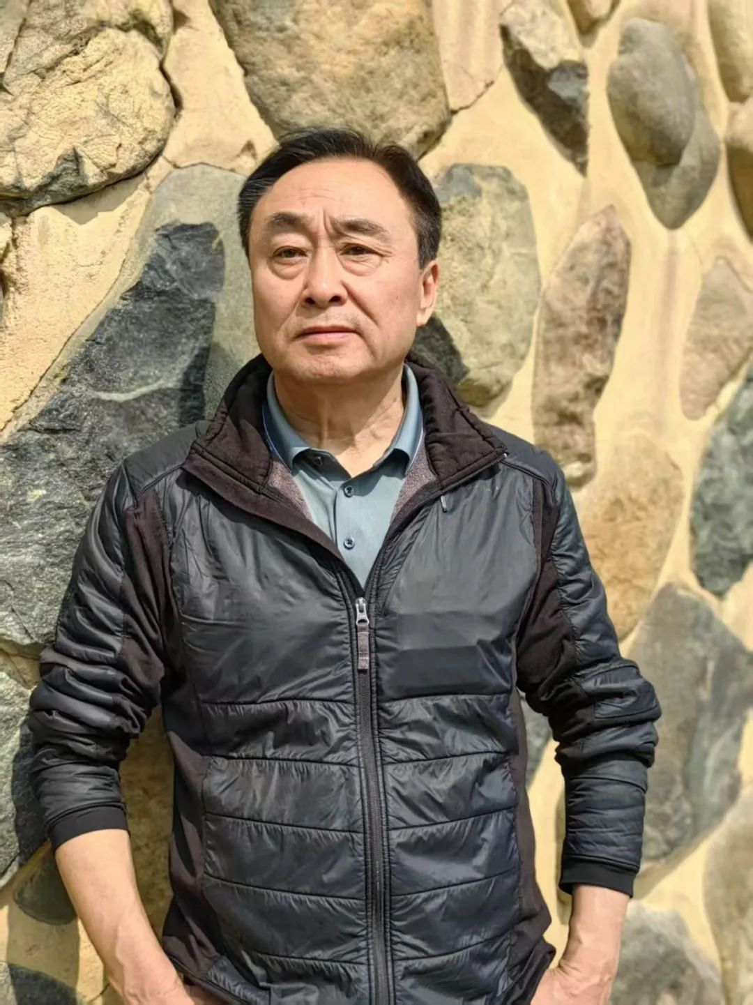 王學(xué)芯，出生在北京，長(zhǎng)在無錫。中國作家協(xié)會(huì)會(huì)員，中國詩歌學(xué)會(huì)理事。參加第十屆青春詩會(huì)。獲郭沫若詩歌獎(jiǎng)、十月文學(xué)獎(jiǎng)、鍾山文學(xué)獎(jiǎng)、《作家》第三屆詩歌獎(jiǎng)、《星星》詩歌獎(jiǎng)、紫金山文學(xué)獎(jiǎng)、中國第五屆長(zhǎng)詩獎(jiǎng)，部分詩歌譯介國外。出版《雙唇》《這里那里》《天上的草原》《飛塵》《遷變》《老人院》《光域里》等15部詩集。