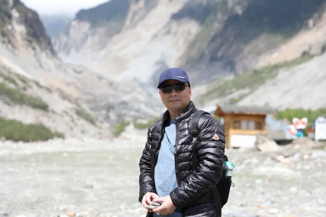 俞敏，筆名肅其羽，浙江杭州人?，F(xiàn)為浙江省杭州市市場(chǎng)監(jiān)管局二級(jí)巡視員。八十年代中期開始寫詩?，F(xiàn)為浙江省作協(xié)會(huì)員、中國詩歌學(xué)會(huì)會(huì)員。有作品刊發(fā)在《詩刊》《星星》《詩選刊》《詩歌月刋》《綠風(fēng)》《詩林》《詩潮》等。出版?zhèn)€人詩集《隱匿的星辰》《越過山頂?shù)奶枴贰堵愤^不確定的時(shí)間》三部。曾獲第八屆李白杯全國詩歌大賽三等獎(jiǎng)等獎(jiǎng)項(xiàng)。