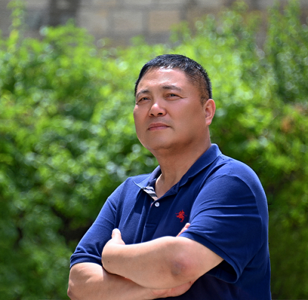 葉德慶，中國作家協(xié)會(huì)會(huì)員。出版詩集《人間論》《天際流》等五部書籍。作品發(fā)表于《人民文學(xué)》《十月》《詩刊》等。