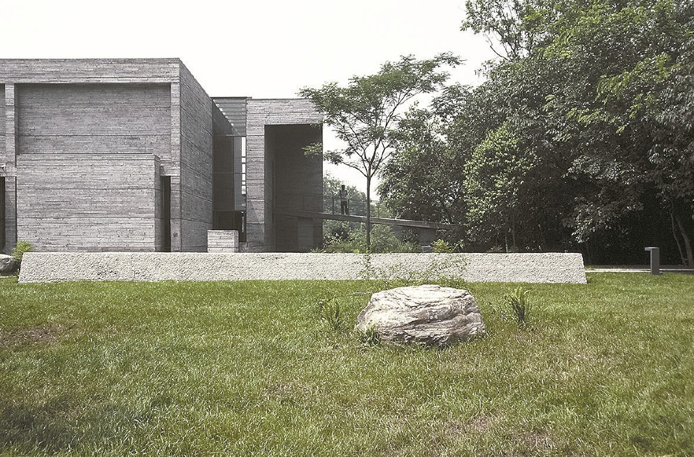 鹿野苑石刻藝術(shù)博物館清水混凝土墻的在地處理技藝，不僅成為“低技策略”的具體運用，更構(gòu)成了2000年初期國內(nèi)建筑學界關于“建構(gòu)”理論之爭鳴的重要個案。（攝影：畢克儉）