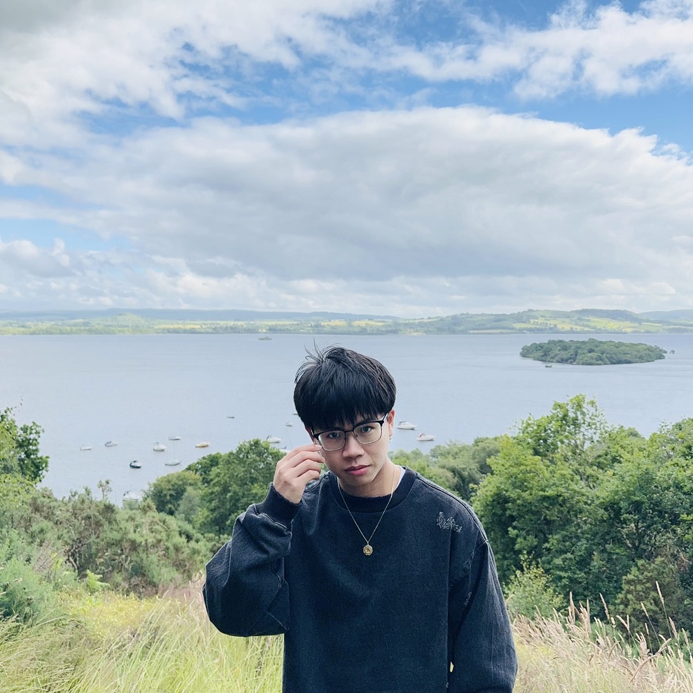 周于旸，1996年生，江蘇蘇州人，已出版小說集《馬孔多在下雨》《招搖過?！?。有作品發(fā)表于《人民文學(xué)》《十月》《北京文學(xué)》《小說界》等刊物，有作品入選收獲文學(xué)榜、城市文學(xué)排行榜，曾獲“鐘山之星”文學(xué)獎(jiǎng)，小說集《馬孔多在下雨》入圍第五屆寶珀理想國文學(xué)獎(jiǎng)決選名單。