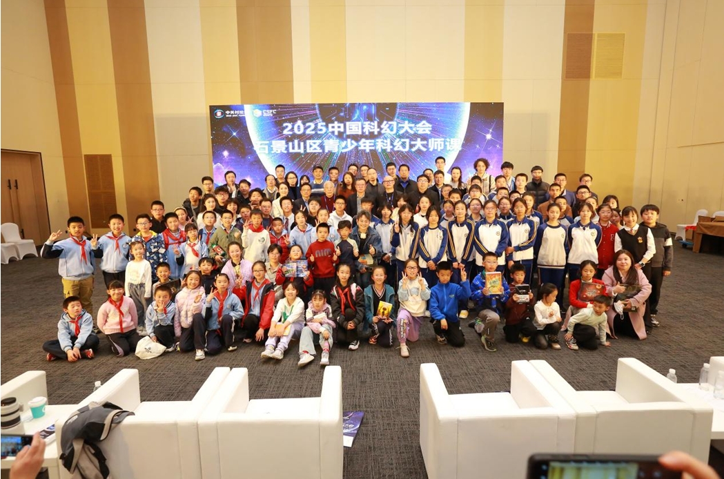 活動(dòng)結(jié)束后嘉賓與現(xiàn)場(chǎng)觀眾合影