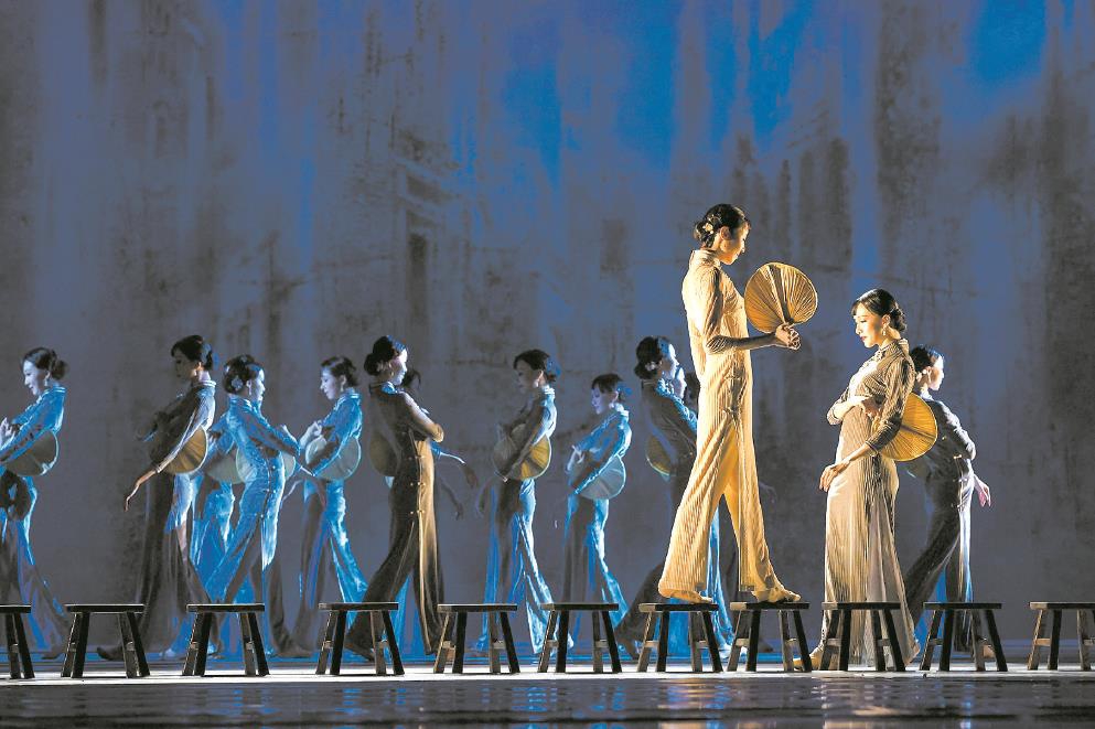 現(xiàn)象級(jí)舞劇《永不消逝的電波》的刪改提高版讓現(xiàn)場(chǎng)觀眾熱血沸騰。圖為該劇劇照。