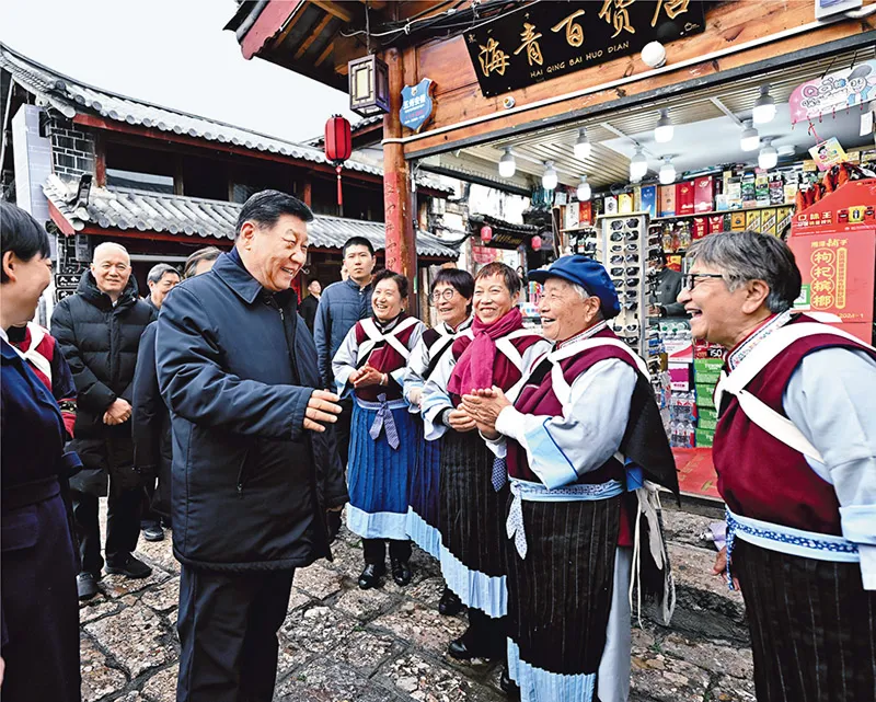 2025年3月19日至20日，中共中央總書記、國家主席、中央軍委主席習近平在云南考察。這是19日下午，習近平在麗江古城考察時，與當地居民親切交流。 新華社記者 燕雁/攝