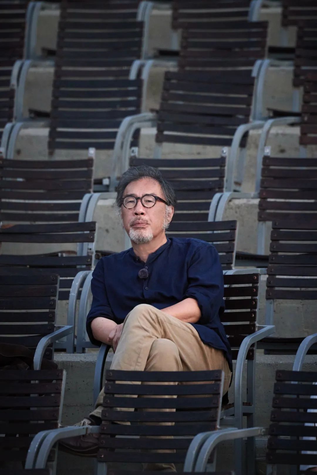 &nbsp;西川  1963年生，詩人、散文和隨筆作家、翻譯家，北京師范大學特聘教授。出版有詩集、隨筆集、論著、詩劇等多部作品及多種詩歌詩論譯作。曾獲魯迅文學獎（2001）、中國書業(yè)年度評選·年度作者獎（2018）、聞一多詩歌獎（2024）、德國魏瑪全球論文競賽十佳（1999）、瑞典馬丁松玄蟬詩歌獎（2018）等。作品入選多種選本并被廣泛譯介于三十多個國家和地區(qū)。其英譯作品《蚊子志：西川詩選》(譯者Lucas Klein)入圍2013年度美國最佳翻譯圖書獎，并獲美國文學翻譯家協(xié)會2013年度盧西恩·斯泰克亞洲翻譯獎。