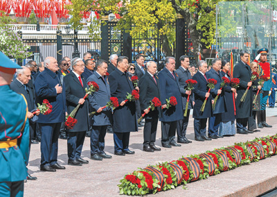 當(dāng)?shù)貢r(shí)間5月9日，俄羅斯舉行盛大慶典，紀(jì)念蘇聯(lián)偉大衛(wèi)國戰(zhàn)爭(zhēng)勝利80周年。國家主席習(xí)近平和來自世界20多個(gè)國家及國際組織領(lǐng)導(dǎo)人應(yīng)邀出席慶典。慶典結(jié)束后，習(xí)近平同其他國家領(lǐng)導(dǎo)人一起從紅場(chǎng)來到亞歷山大花園，向無名烈士墓獻(xiàn)花，并肅立默哀。    新華社記者??翟健嵐攝