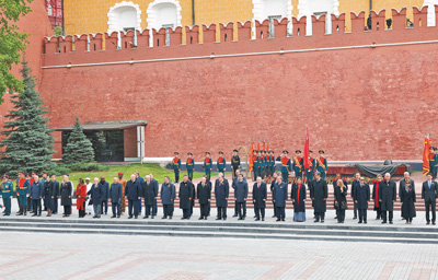 當(dāng)?shù)貢r(shí)間五月九日，俄羅斯舉行盛大慶典，紀(jì)念蘇聯(lián)偉大衛(wèi)國戰(zhàn)爭(zhēng)勝利八十周年。國家主席習(xí)近平和來自世界二十多個(gè)國家及國際組織領(lǐng)導(dǎo)人應(yīng)邀出席慶典。慶典結(jié)束后，各國領(lǐng)導(dǎo)人集體合影留念。    新華社記者??黃敬文攝