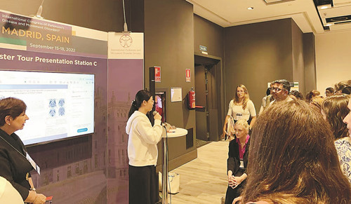 檸檬羽嫣在國(guó)際會(huì)議上向世界同行進(jìn)行科研成果展示