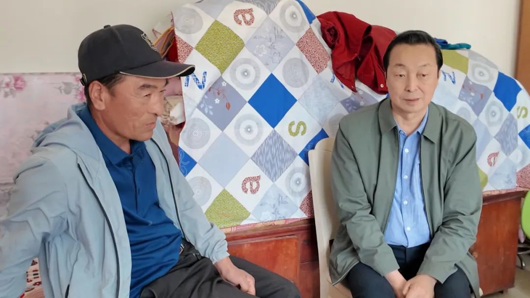 白燁在農(nóng)民作家康鵬飛家中與他交談