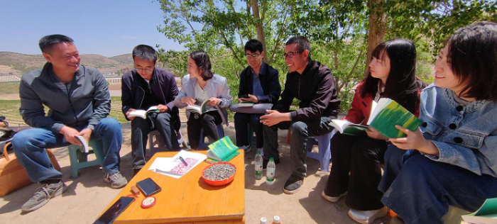 走進(jìn)大山深處與詩人曹兵交流。