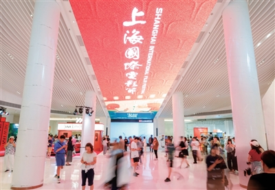 第二十七屆上海國際電影節(jié)期間，上海影城里人來人往。  　　主辦方供圖