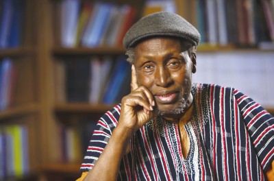  恩古吉·瓦·西昂奧生前是美國(guó)歐文加州大學(xué)比較文學(xué)與英語(yǔ)專業(yè)的杰出教授。史蒂夫·齊柳斯攝影，歐文加州大學(xué)圖片