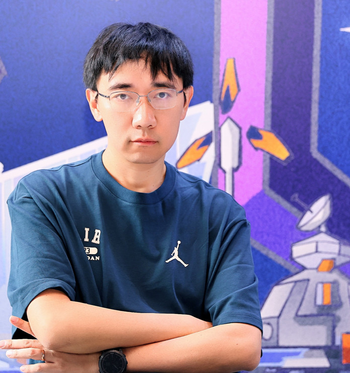 寶樹，科幻作家，浙江嘉興人，現(xiàn)任中國作家協(xié)會科幻專委會委員，中國科普作家協(xié)會常務(wù)理事等。著有《觀想之宙》《時間之墟》《七國銀河》等九部長篇小說及多部中短篇作品集。主編科幻選集《科幻中的中國歷史》《未來親子檔案》等。多部作品被譯為英、法、德、日等十余種外文出版。獲華語科幻星云獎、中國科幻銀河獎、科幻星球獎等獎項，入圍2024年雨果獎最佳短篇單元。多部作品在影視改編中。