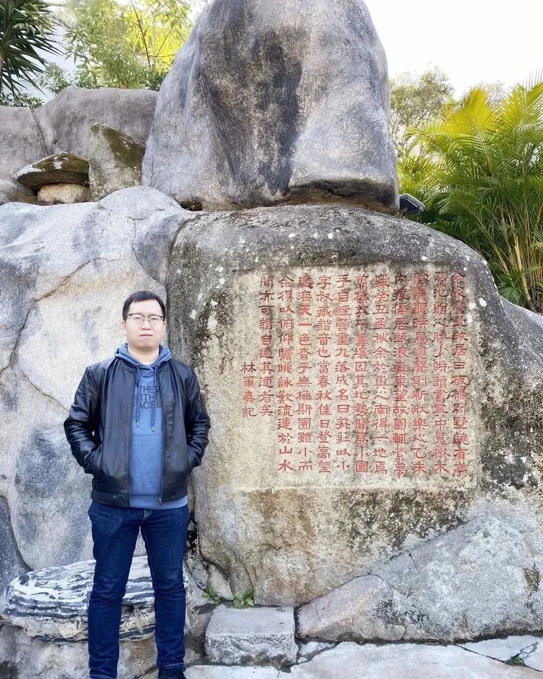 張象，中國作協(xié)會員，山西文學院簽約作家。小說見于《十月》《上海文學》《青年文學》等刊物，出版作品有《外省青年》等三部。