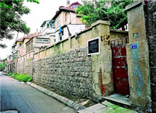 現(xiàn)代作家的青島印象與抗戰(zhàn)記憶　　青島是中共地下黨組織和左聯(lián)小組的重要據(jù)點(diǎn)，也是大批現(xiàn)代作家的寓居之地。[詳細(xì)]