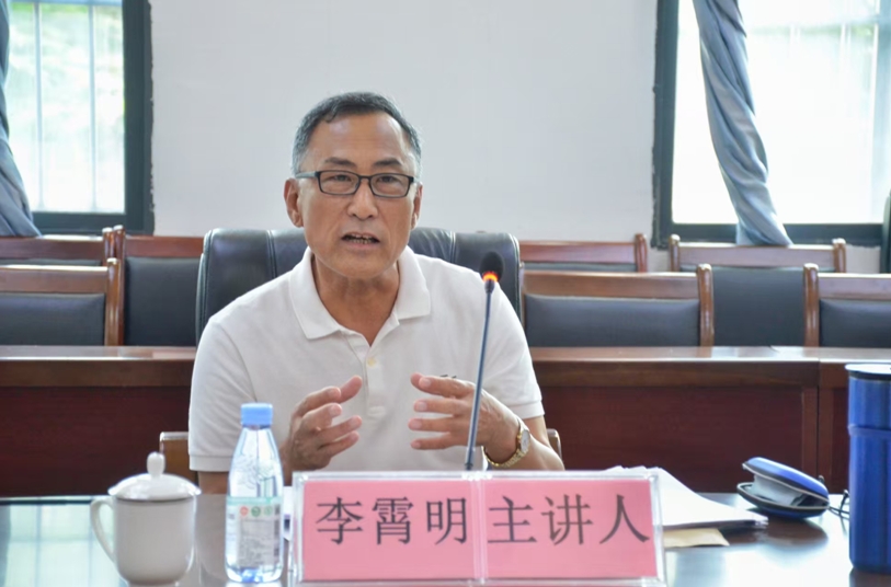 李霄明在崇左改稿會(huì)現(xiàn)場(chǎng)（陳敏 攝）