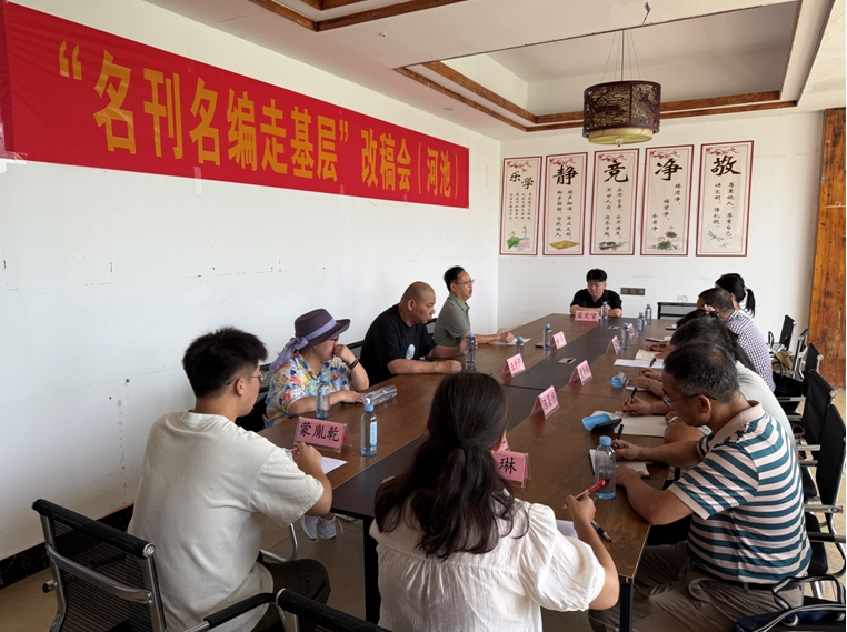 王十月在“名刊名編走基層”河池改稿會(huì)現(xiàn)場(chǎng)。（潘劍 攝 )