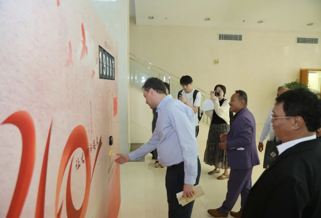 大家體驗(yàn)文學(xué)館的互動(dòng)體驗(yàn)裝置