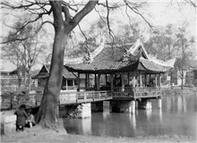 抗戰(zhàn)中的上海公園　　若是以上海的公園作為線索，也會(huì)浮現(xiàn)出一段屈辱與抗?fàn)幗豢?、傷害與堅(jiān)韌并存的抗戰(zhàn)史。[詳細(xì)]