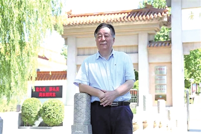 王安潤，中國電影家協(xié)會會員，中國報告文學學會會員，中國散文學會會員，新疆報告文學創(chuàng)作委員會副主任。享受國務院政府特殊津貼專家。全國優(yōu)秀新聞工作者、全國“德藝雙馨”電視藝術工作者。國家一級編劇。石河子大學客座教授，自治區(qū)藝術學院、塔里木大學碩士生導師。兵團電影電視藝術家協(xié)會原副主席兼秘書長；兵團廣播電視臺原黨委委員、副臺長。出版?zhèn)€人專著18部，其中，《沙海擊浪》《在六分之一國土上》分獲兵團精神文明建設“五個一工程”獎。擔任主創(chuàng)的電影、紀錄片、廣播劇多次獲得中國電視金鷹獎、中國電視星光獎，及天山文藝獎、新疆電視文藝一等獎、新疆廣播文藝一等獎、兵團“五個一工程”獎、綠洲文藝獎等。其中，《無罪》獲第50屆休斯敦國際電影節(jié)“白金雷米獎”，《杰米拉》獲第23屆上海國際電影節(jié)組委會大獎，《我的阿恰》被中國電影資料館收藏，《守護者》獲電影頻道收視率第三、市場占有率第四佳績?！缎“讞睢?、《血緣》分獲第三屆、第八屆亞洲微電影藝術節(jié)“金海棠”獎最佳作品獎和優(yōu)秀編劇獎，《一路有你》獲第三屆戛納微電影國際電影節(jié)大獎。長篇報告文學《太陽遲落的高原》獲2023年中國作家協(xié)會重點作品扶持。