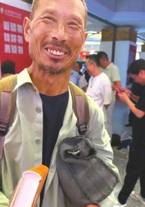 河南農(nóng)民工劉詩利參加作家陳行甲新書分享會。圖據(jù)人民日報客戶端