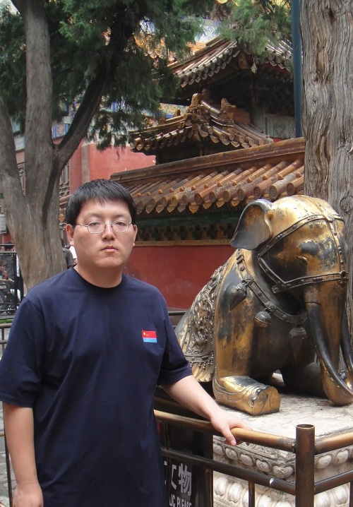 宋嵩，山東東營(yíng)人，1985年生于濟(jì)南。文學(xué)博士?，F(xiàn)為《長(zhǎng)篇小說(shuō)選刊》雜志主編，副編審，中國(guó)小說(shuō)學(xué)會(huì)常務(wù)理事。著有評(píng)論集《瑯?gòu)至鼷湣贰?></p>
<p style=